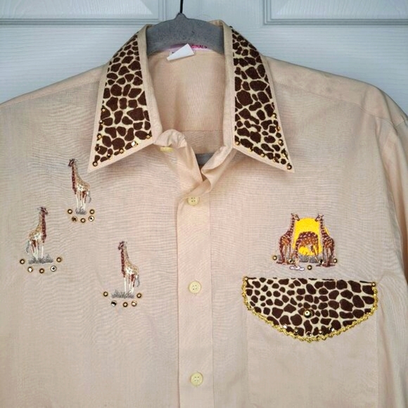 Sue Who? Originals Giraffe Button Down Collared Shirt Size Small - Picture 3 of 9